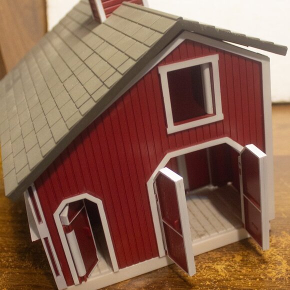 Breyer Stablemates Red Stable & 2 Horses Set - Picture 12 of 12